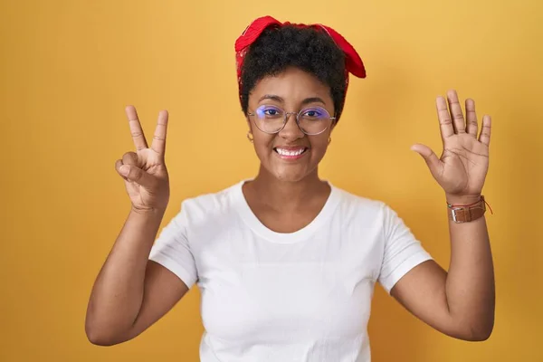 Genç Afrikalı Amerikalı Kadın Sarı Arka Planda Duruyor Yedinci Parmaklarıyla — Stok fotoğraf