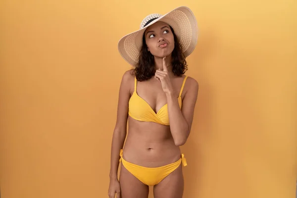 Jonge Spaanse Vrouw Draagt Bikini Zomerhoed Denken Geconcentreerd Twijfel Met — Stockfoto
