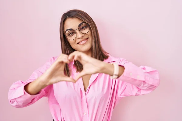 Young Hispanic Woman Wearing Glasses Standing Pink Background Smiling Love — Stock Photo, Image