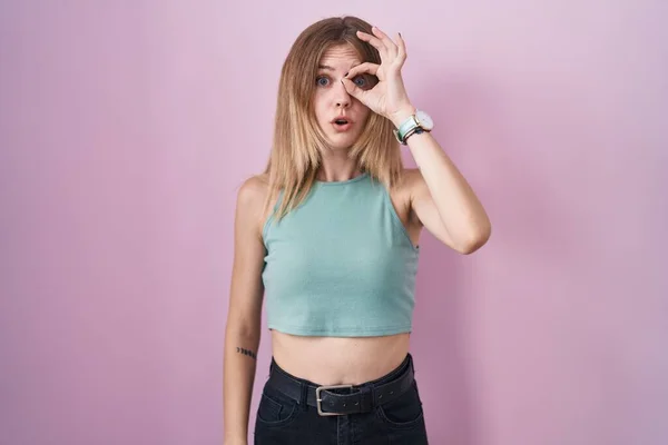 Blonde Caucasian Woman Standing Pink Background Doing Gesture Shocked Surprised — Stock Photo, Image