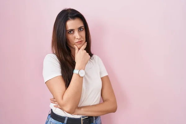 Young Brunette Woman Standing Pink Background Looking Confident Camera Smiling — Stock Photo, Image