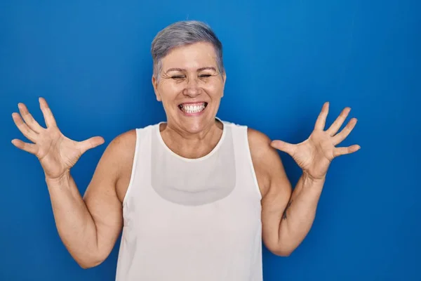 Orta Yaşlı Beyaz Bir Kadın Mavi Arka Planda Ayakta Durup — Stok fotoğraf