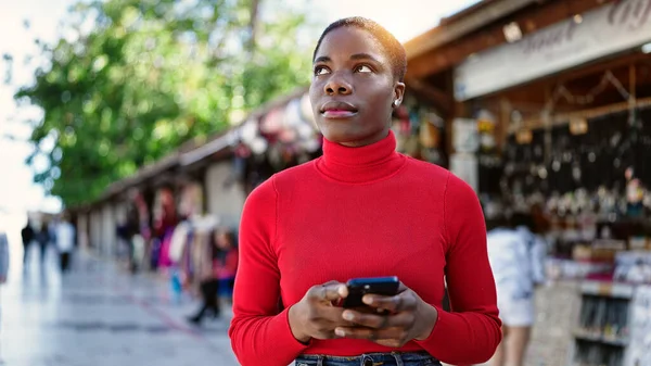 Africano Americano Mulher Usando Smartphone Com Expressão Séria Mercado Rua — Fotografia de Stock