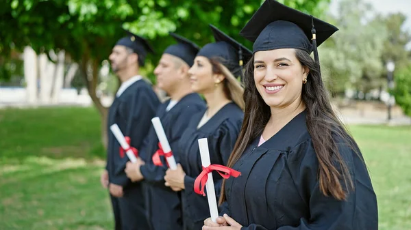 Groep Van Mensen Studenten Afgestudeerd Het Bezit Van Een Diploma — Stockfoto