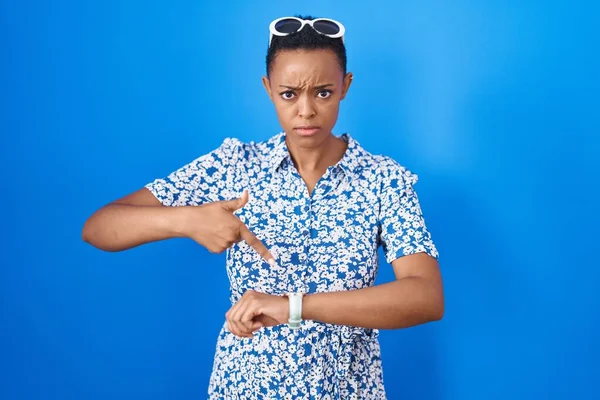 Africká Americká Žena Stojící Nad Modrým Pozadím Spěchu Ukazuje Čas — Stock fotografie