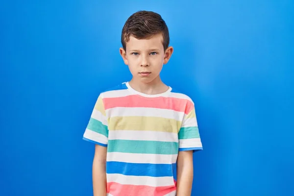 Ein Junges Kaukasisches Kind Steht Skeptisch Und Nervös Vor Blauem — Stockfoto