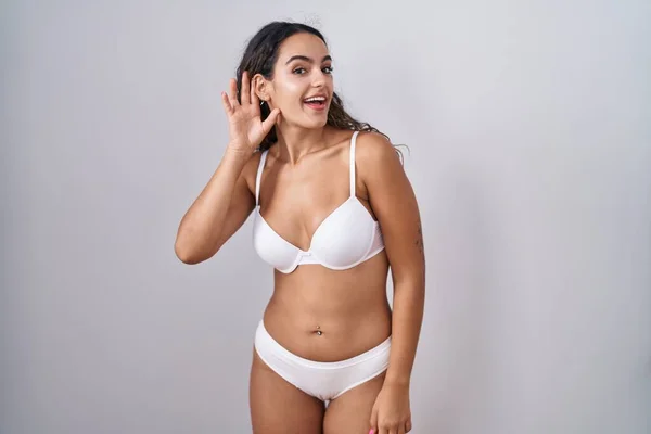 Ung Latinamerikansk Kvinna Vita Underkläder Som Ler Med Handen Över — Stockfoto