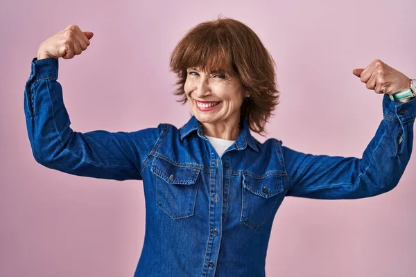 Middle Age Woman Standing Pink Background Showing Arms Muscles Smiling — Φωτογραφία Αρχείου