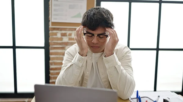 Joven Trabajador Negocios Hispano Estresado Usando Laptop Oficina — Foto de Stock