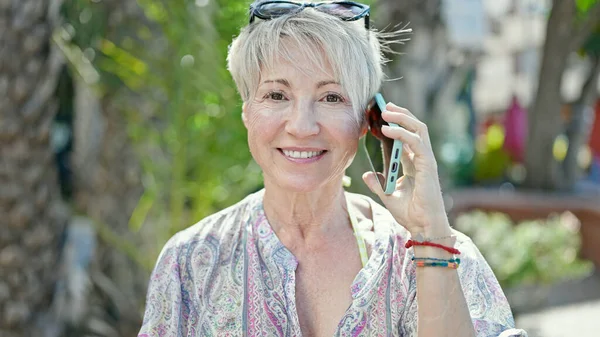 Mulher Loira Meia Idade Turista Sorrindo Confiante Falando Smartphone Rua — Fotografia de Stock