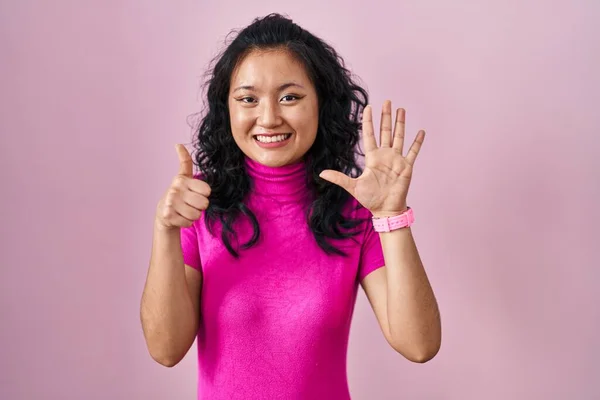 Young Asian Woman Standing Pink Background Showing Pointing Fingers Number — Stock fotografie