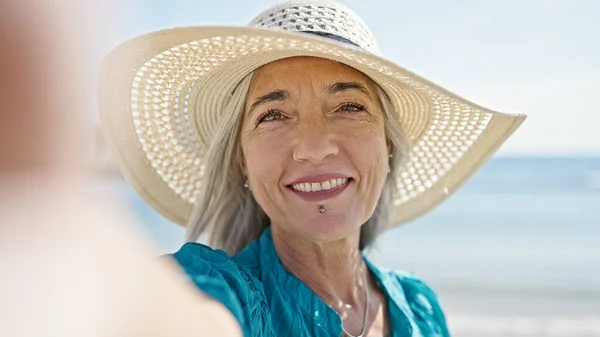 Mediana Edad Gris Mujer Turista Haciendo Selfie Por Cámara Playa —  Fotos de Stock