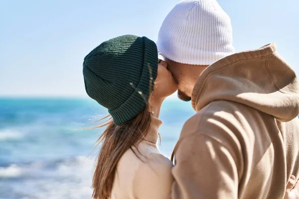 Mand Woman Couple Hugging Each Other Kissing Seaside — Fotografia de Stock