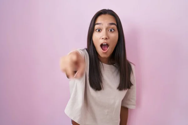 Young Hispanic Woman Standing Pink Background Pointing Finger Surprised Ahead — 스톡 사진