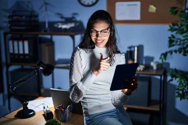 Mujer Brasileña Joven Usando Touchpad Noche Trabajando Oficina Señalando Los — Foto de Stock