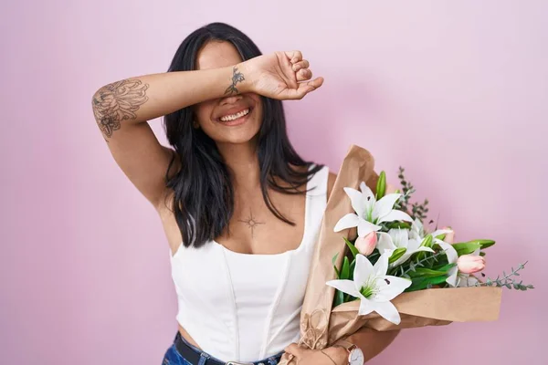 Bruneta Žena Drží Kytici Bílých Květin Vesele Usmívá Když Hraje — Stock fotografie