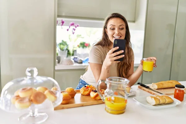 Mladá Krásná Hispánská Žena Snídaní Pomocí Smartphonu Kuchyni — Stock fotografie