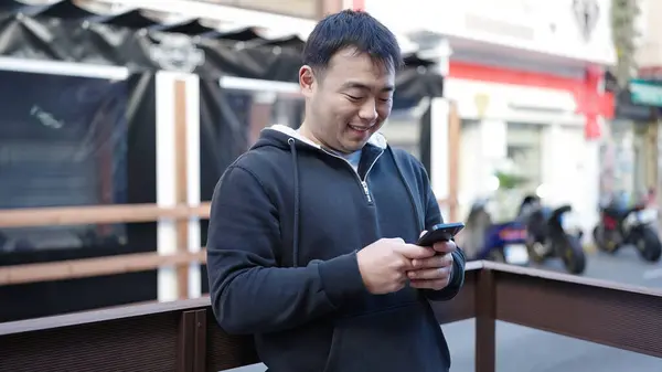 Mladý Číňan Muž Usměvavý Sebevědomě Pomocí Smartphone Ulici — Stock fotografie