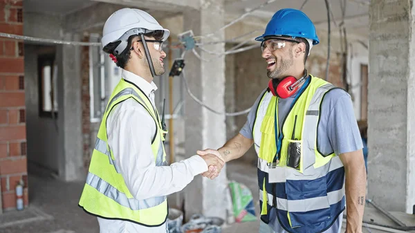 Deux Hommes Constructeurs Souriant Confiant Serrer Main Sur Chantier Construction — Photo