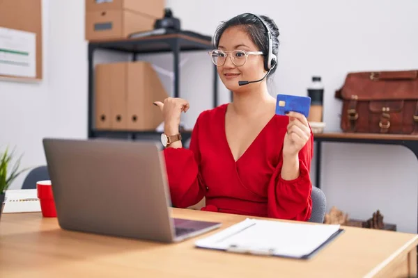 Asiática Joven Mujer Trabajando Usando Ordenador Portátil Tarjeta Crédito Apuntando —  Fotos de Stock