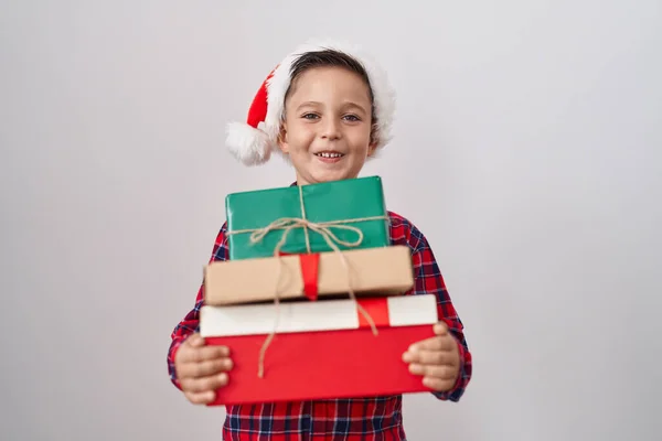 Kleine Latijns Amerikaanse Jongen Draagt Kerstmuts Met Cadeautjes Die Hard — Stockfoto