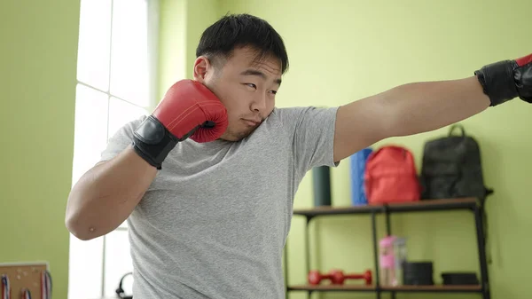 Jovem Chinês Homem Boxe Centro Desportivo — Fotografia de Stock