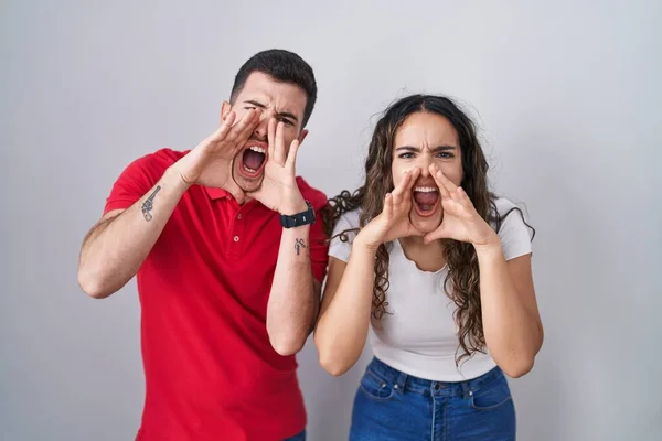 Junges Hispanisches Paar Steht Vor Isoliertem Hintergrund Und Schreit Wütend — Stockfoto