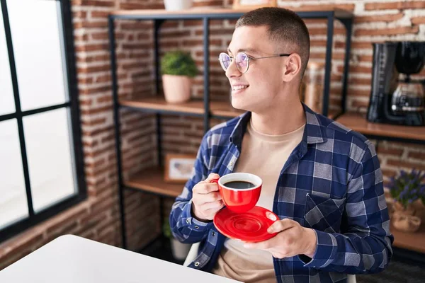 Jonge Spaanse Man Die Thuis Koffie Drinkt Tafel — Stockfoto