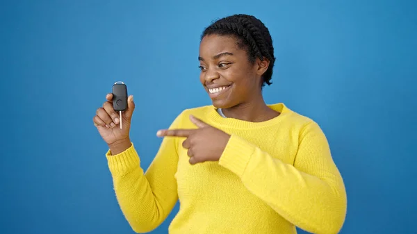 Afro Amerikaanse Vrouw Glimlachen Zelfverzekerd Wijzen Naar Sleutel Van Nieuwe — Stockfoto
