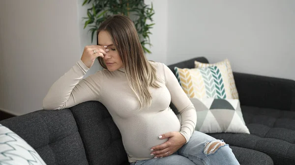 Ung Gravid Kvinna Röra Magen Med Orolig Uttryck Hemma — Stockfoto