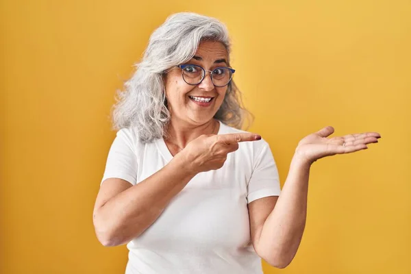Sarı Arka Planda Gri Saçlı Orta Yaşlı Bir Kadın Kameraya — Stok fotoğraf