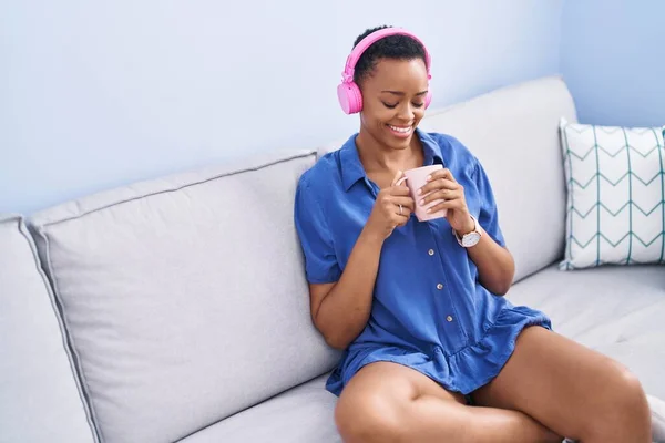Afro Amerikaanse Vrouw Luisteren Naar Muziek Drinken Koffie Thuis — Stockfoto