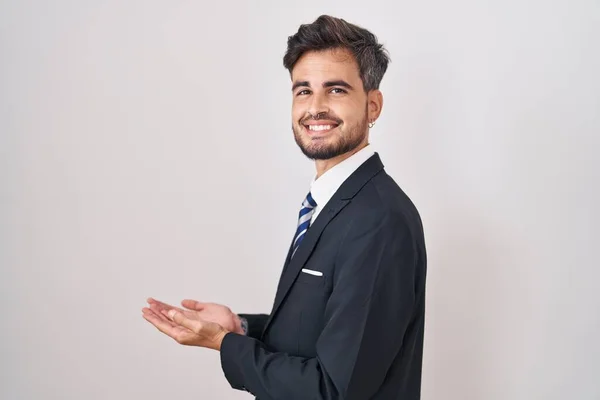 Dövmeli Elbiseli Kravatlı Genç Spanyol Bir Adam Avuç Içi Açık — Stok fotoğraf
