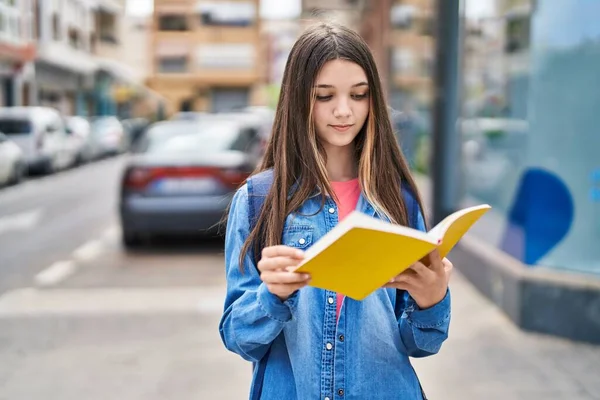 Sevimli Kız Öğrenci Sokakta Kitap Okuyor — Stok fotoğraf