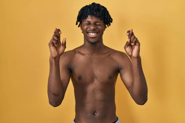 Homem Africano Jovem Com Dreadlocks Sem Camisa Gesto Dedo Cruzado — Fotografia de Stock
