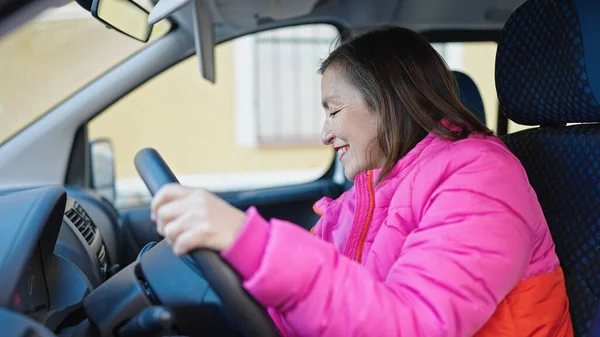 Mature Hispanic Woman Grey Hair Smiling Confident Driving Car Street — Stock Photo, Image