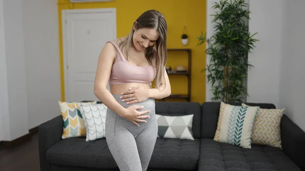 Jonge Zwangere Vrouw Die Thuis Sportkleding Draagt Die Haar Buik — Stockfoto