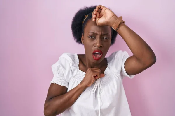 Африканская Женщина Вьющимися Волосами Стоящими Розовом Фоне Касаясь Лба Болезней — стоковое фото