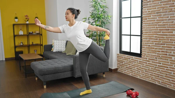 Junge Schöne Hispanische Frau Trainiert Yoga Hause — Stockfoto