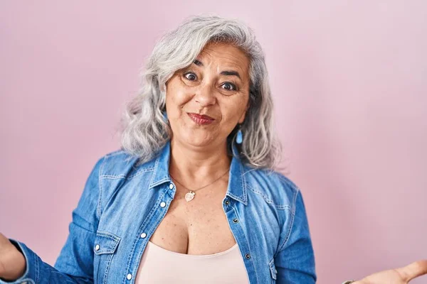 Pembe Arka Planda Duran Gri Saçlı Orta Yaşlı Kadın Kolları — Stok fotoğraf