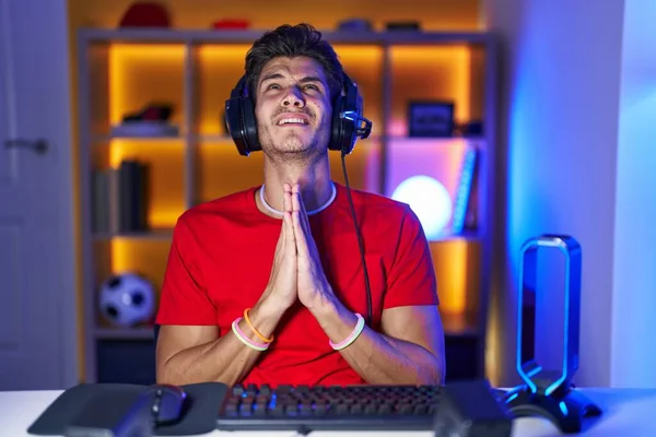 Fiatal Spanyol Férfi Videojátékozik Könyörög Imádkozik Kéz Kézben Reményteljes Arckifejezéssel — Stock Fotó