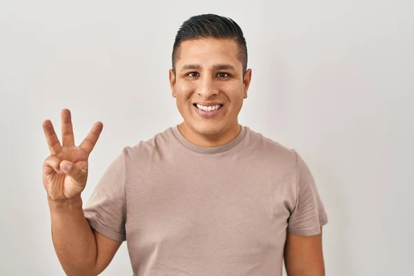 Hispánský Mladý Muž Stojící Nad Bílým Pozadím Ukazující Ukazující Prsty — Stock fotografie