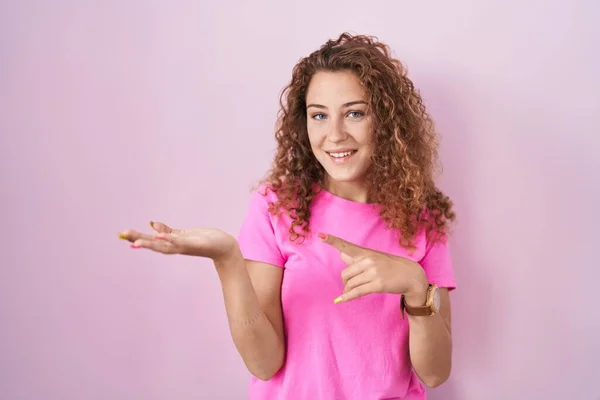 Young Caucasian Woman Standing Pink Background Amazed Smiling Camera While — Stock Photo, Image