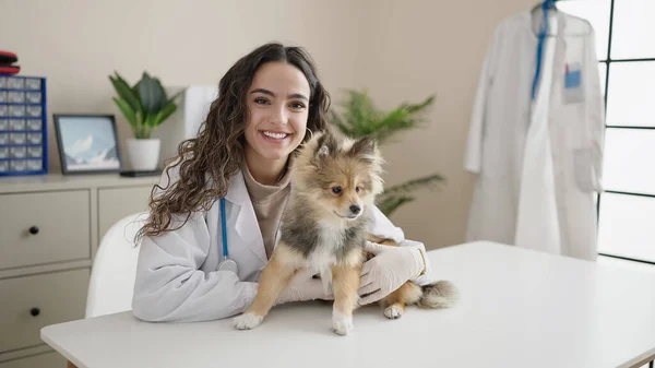 年轻的惊慌失措的女人 带着狗兽医的微笑 在诊所充满自信 — 图库照片