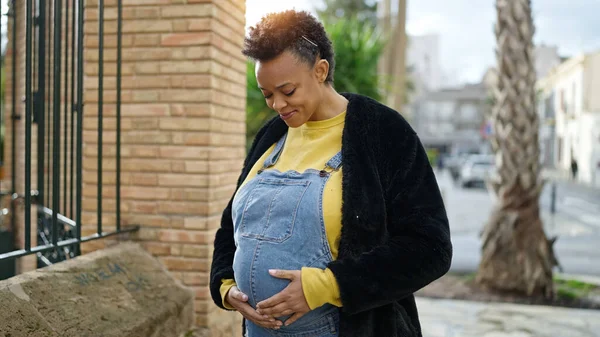 Jonge Zwangere Vrouw Glimlachen Zelfverzekerd Aanraken Buik Straat — Stockfoto