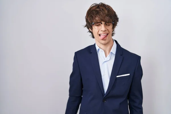 Hispânico Homem Jovem Negócios Usando Óculos Furando Língua Para Fora — Fotografia de Stock