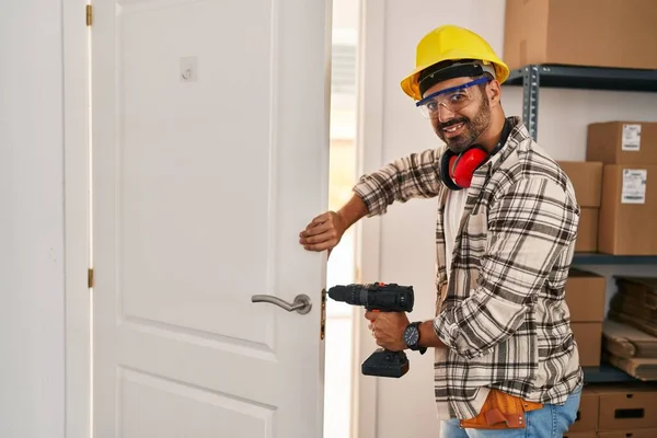 Jonge Spaanse Man Werknemer Glimlacht Zelfverzekerd Repareren Deur Thuis — Stockfoto