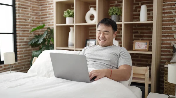 Young Chinese Man Using Laptop Sitting Bed Bedroom — Stock Photo, Image