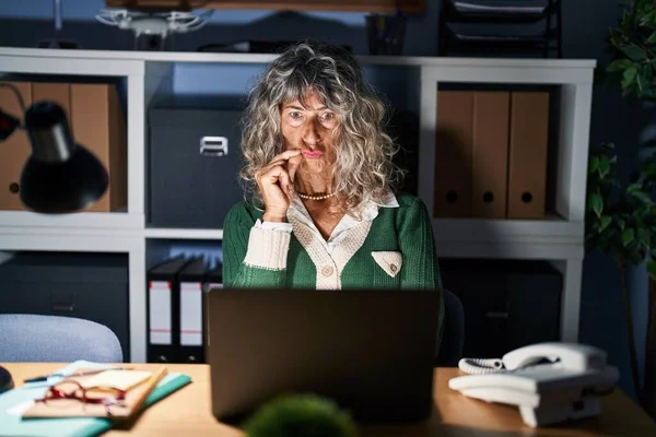 Orta Yaşlı Bir Kadın Gece Bilgisayar Kullanırken Ağzı Dudakları Parmaklarıyla — Stok fotoğraf