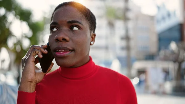 African American Woman Talking Smartphone Serious Expression Street — Photo